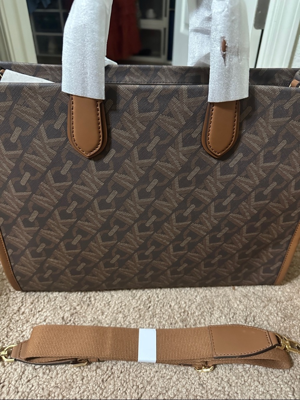 Gigi Large Empire Signature Logo Tote Bag - Picture 7 of 9